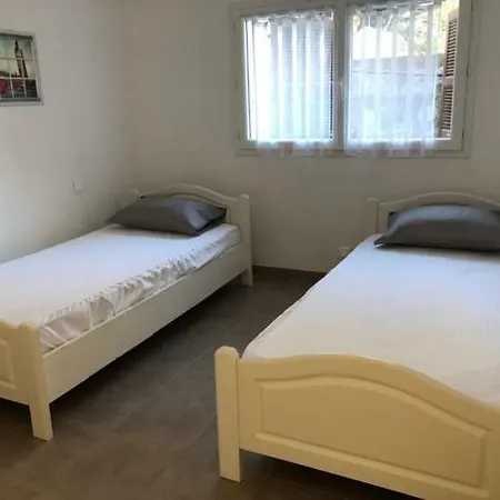 Lucie Paul Rez De Jardin à Méla